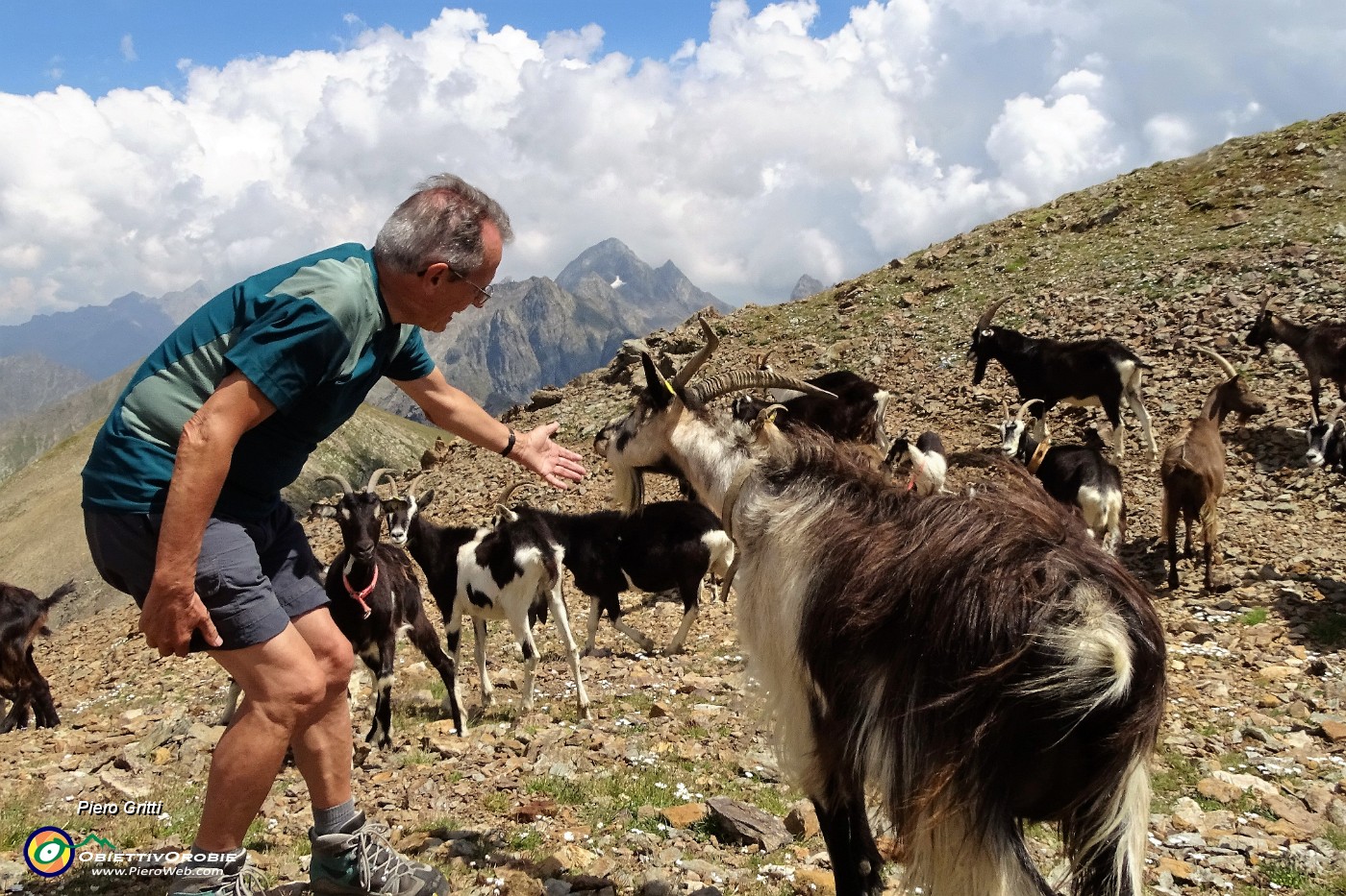 55 Ci intratteniamo con le capre orobiche....JPG